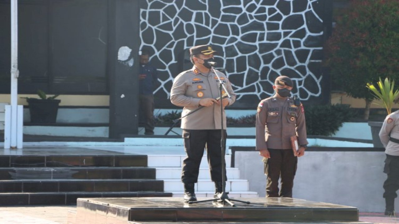 Kapolres Ende, AKBP Andre Librian saat memimpin apel pagi pada Senin (22/8/2022). Foto (Istimewa)