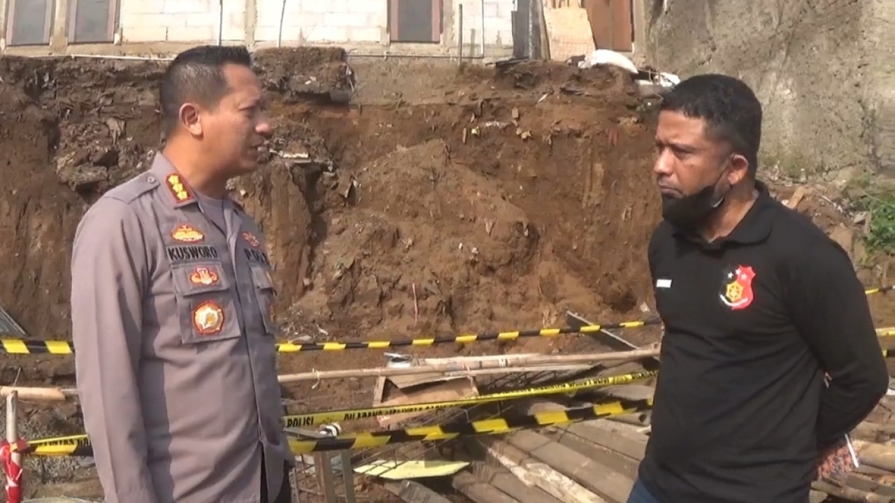 Kapolresta Bandung saat meninjau lokasi longsor di Kabupaten Bandung, Jawa Barat.