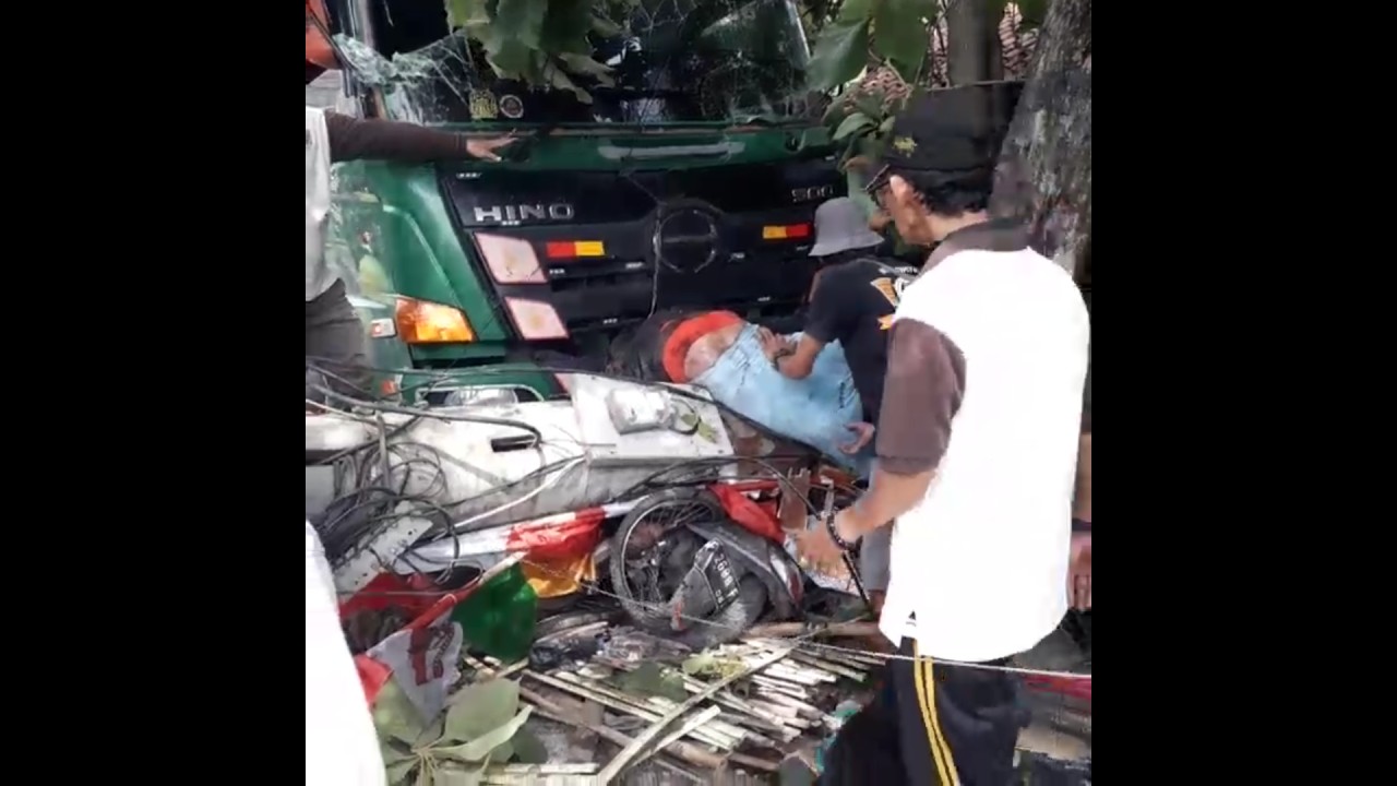 Korban kecelakaan truk tabrak BTS di Bern Bekasi.