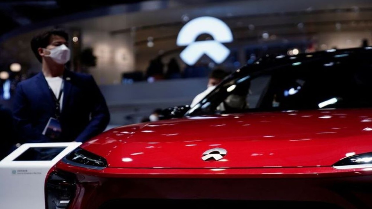 Sebuah kendaraan listrik Nio terlihat ditampilkan selama hari media untuk pameran Auto Shanghai di Shanghai, China 19 April 2021. (Reuters)