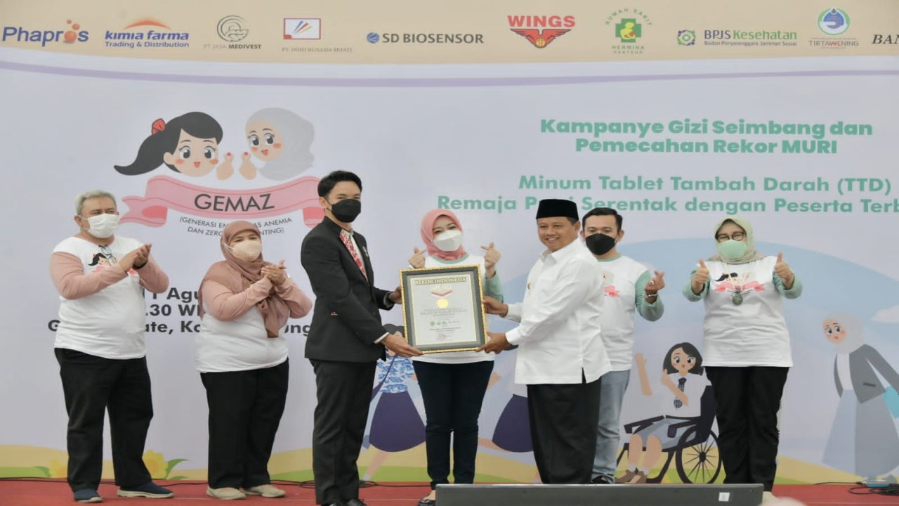 Wagub Jabar saat menerima rekor Muri