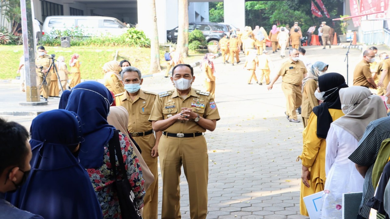 Walikota Cimahi Ngatiyana memberikan santunan kematian kepada ahli waris.