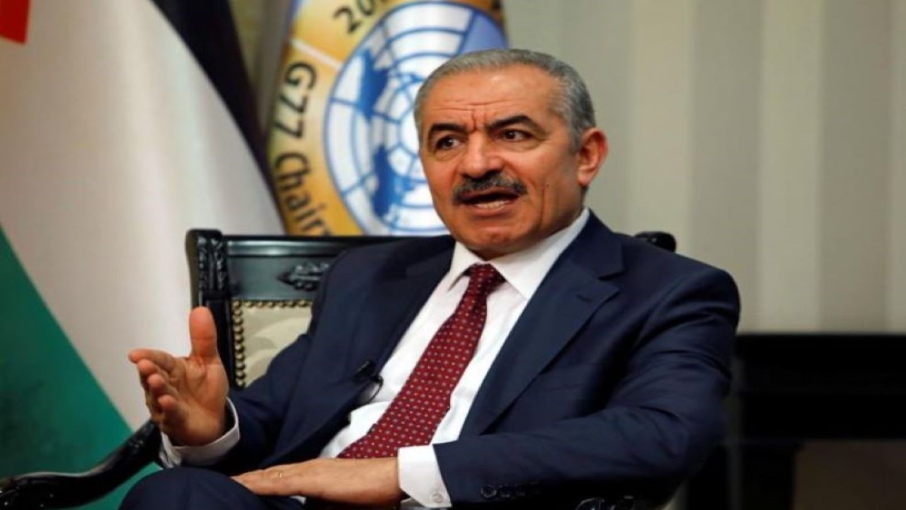 Perdana Menteri Palestina Mohammad Shtayyeh memberi isyarat selama wawancara dengan Reuters di kantornya di Ramallah, di Tepi Barat yang diduduki Israel, 27 Juni 2019. (Raneen Sawafta/Reuters)