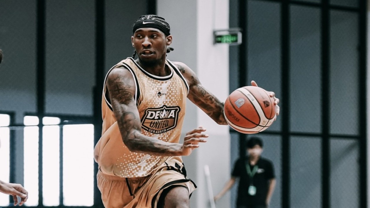 Pemain Dewa United Surabaya