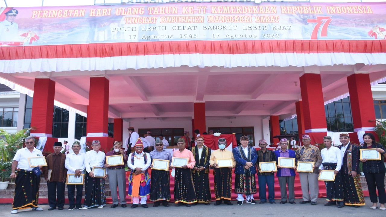 Pemda Manggarai Barat memberikan penghargaan kepada 49 pemilik lahan yang telah menyerahkan tanahnya untuk pembangunan jalan baru. Foto (Kominfo Mabar)