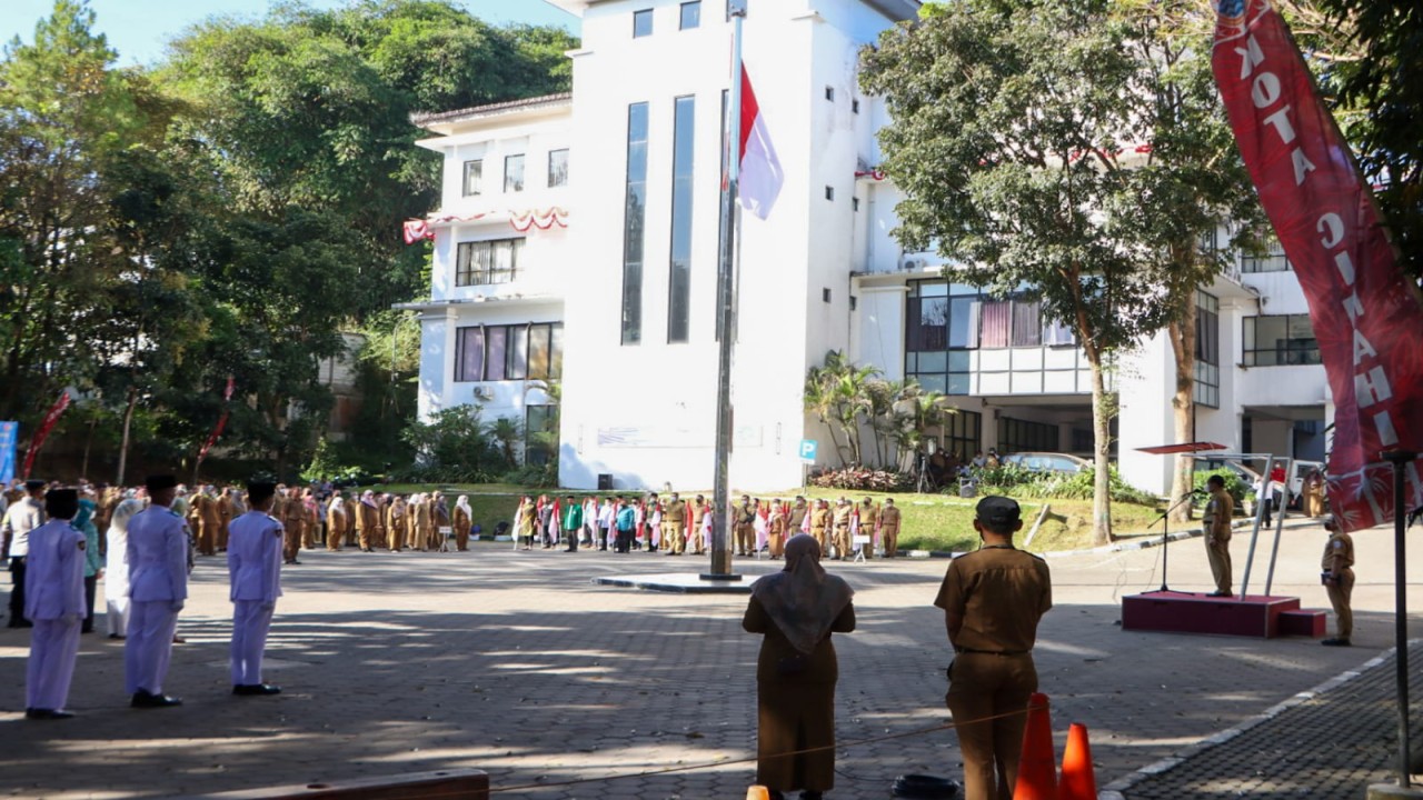 Pemkot Cimahi bagikan ribuan bendera momen bulan kemerdekaan