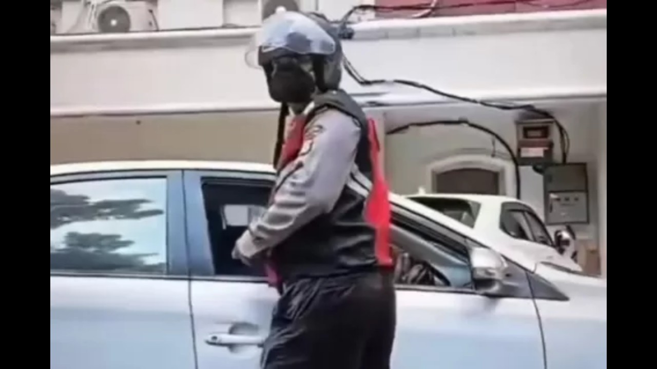 Polisi diduga gadungan.