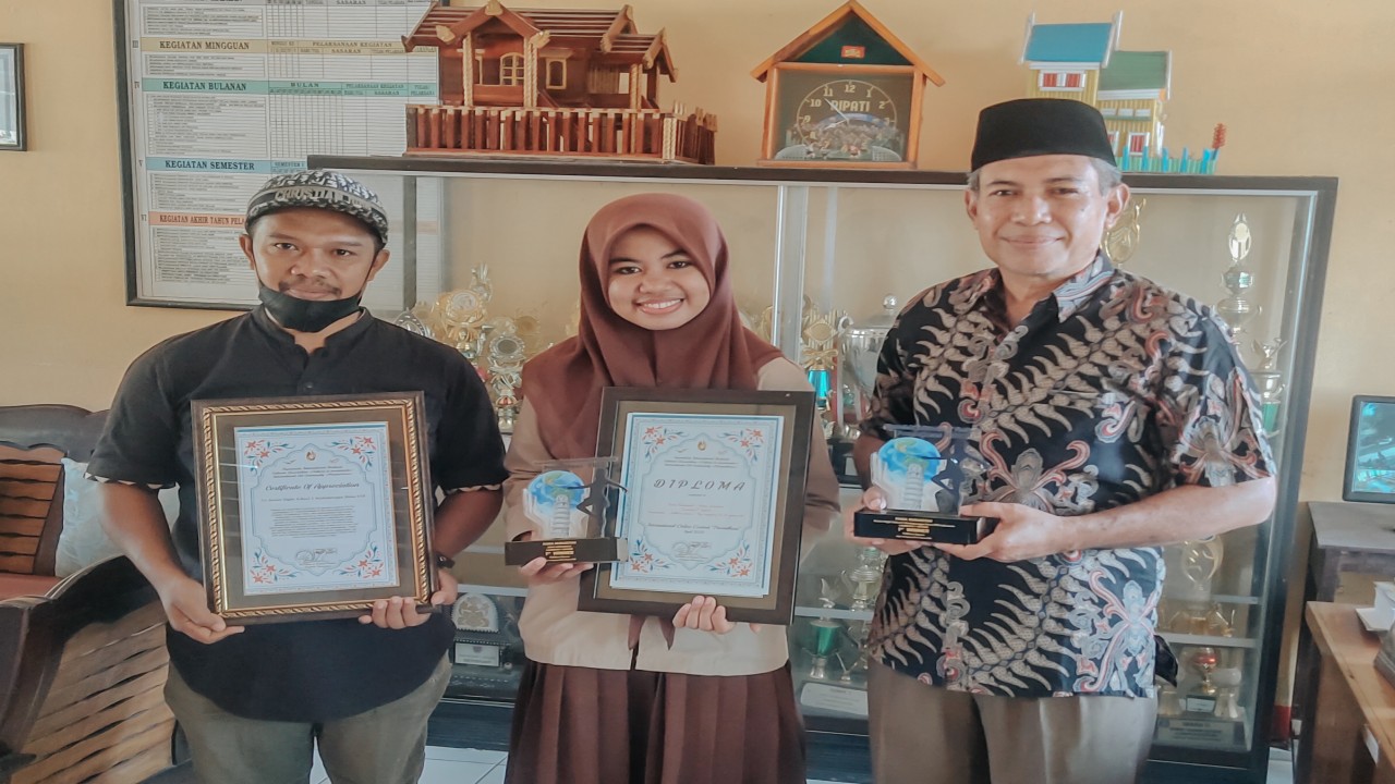 Fania Nuraisyah (tengah) berpose bersama guru pembina dan Kepala Sekolah SMAN I Madapangga. Foto (Istimewa)