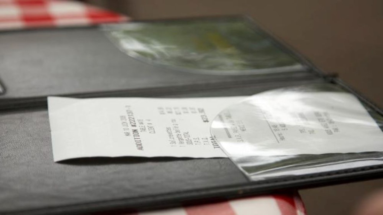 Ilustrasi. Wanita kabur dan tidak membayar tagihan saat makan di restoran. (The Business Journals)