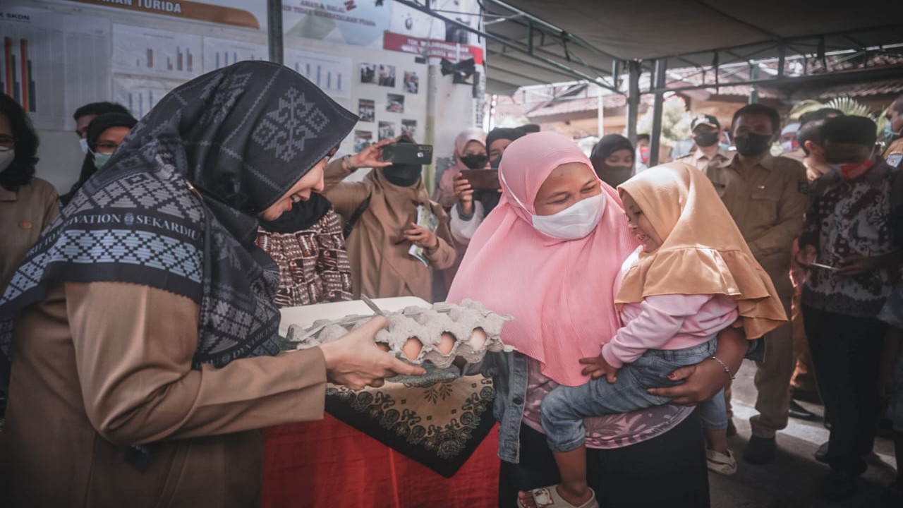 Wagub NTB, Sitti Rohmi Djalilah saat mengunjungi Posyandu Cemara, Lingkungan Karang Medain Utara,  Kelurahan Mataram Barat Kecamatan Selaparang, Senin (29/8/2022). Foto (Istimewa)