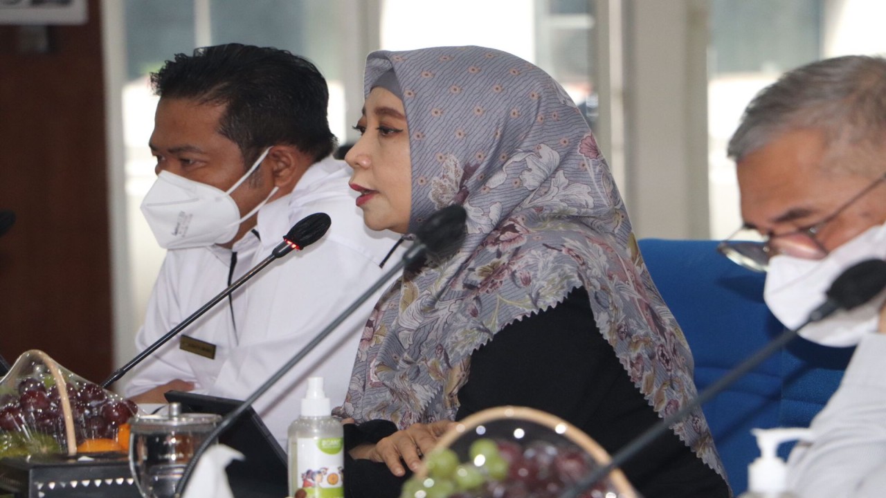 Wakil Gubernur NTB, Sitti Rohmi Djalilah saat memimpin sekaligus memberikan arahan pada Rapat Pembinaan Tim Percepatan Penurunan Stunting (TPPS) Kabupaten/Kota se-NTB yang bertempat di Gedung Graha Bhakti Praja, Kantor Gubernur NTB, Jumat (19/8/2022). Foto (Istimewa)