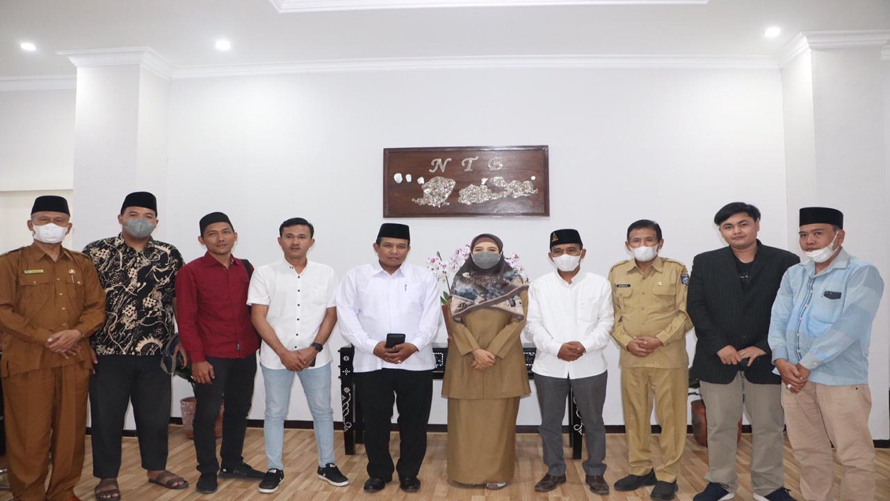 Wakil Gubernur NTB, Sitti Rohmi Dalilah saat menerima audiensi dari Ikatan Alumni Pesantren Tebuireng (IKAPETE) NTB yang berlangsung di Ruang Kerja Wagub NTB, Senin (22/8/2022). Foto (Istimewa)