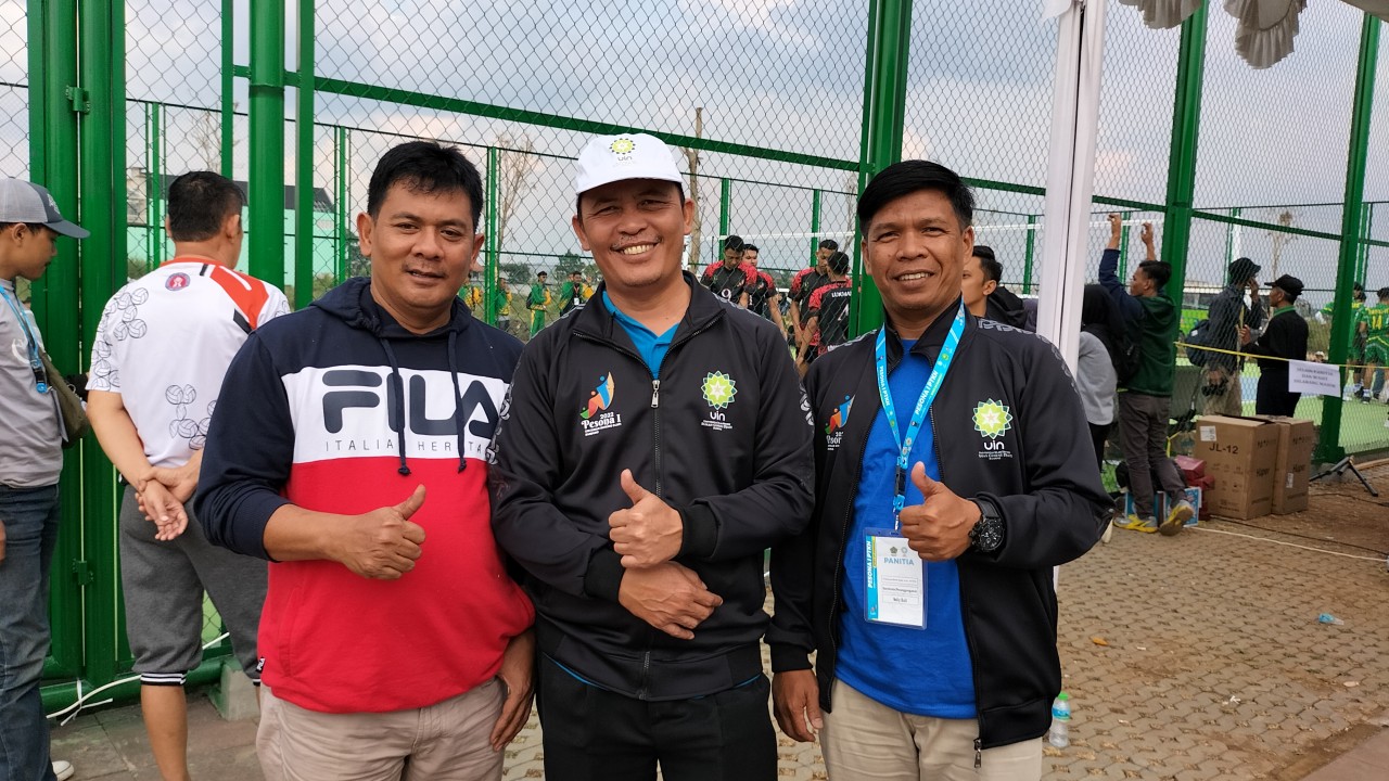 Ketua pelaksana Pesona 1 tahun 2022 Prof. AH. Fathonih (ditengah) saat pertandingan Voli.