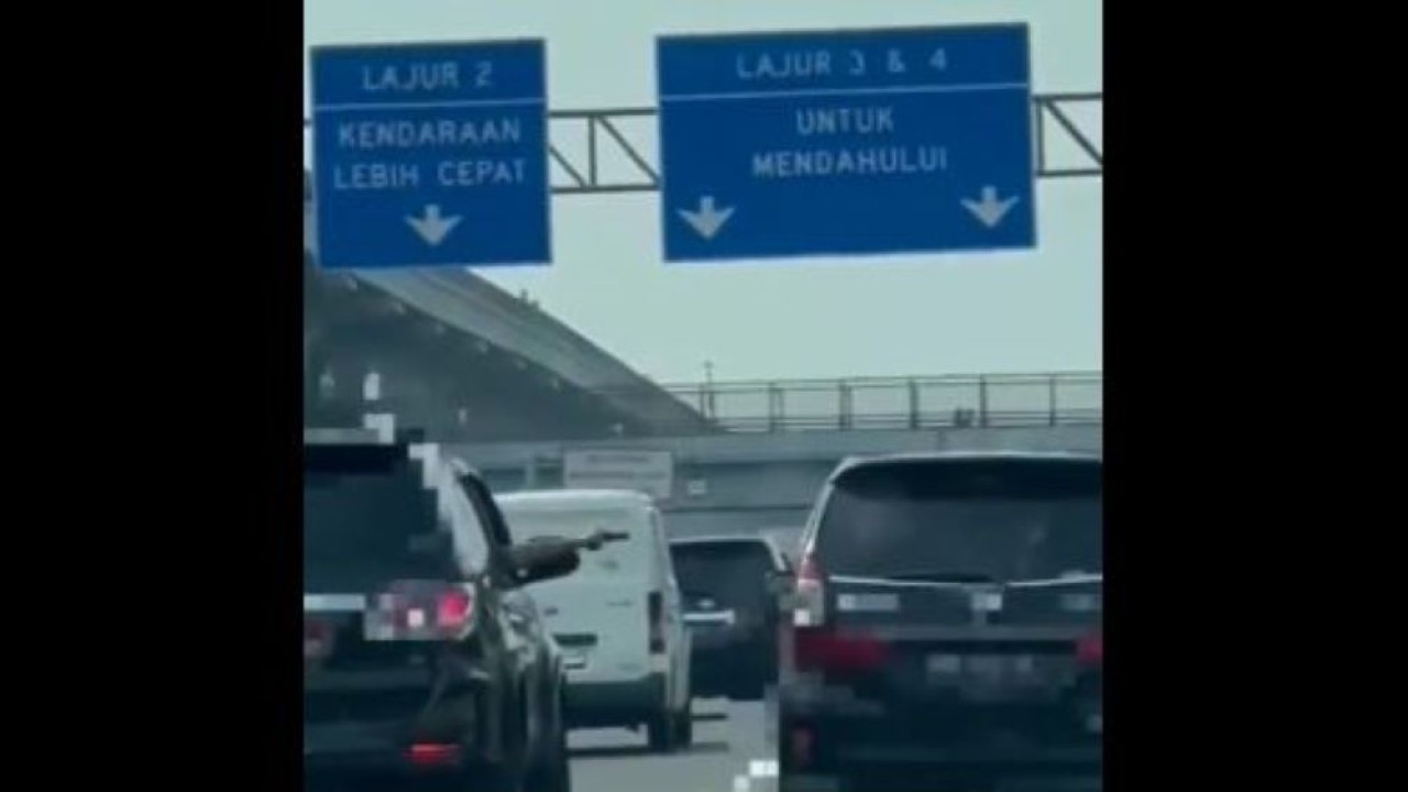 Aksi koboi sopir Toyota Fortuner menodongkan pistol di Tol Jagorawi. (Tangkapan layar)