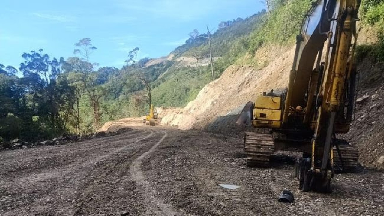 Alat Berat milik PT DHR dibakar oleh KKB. Foto (Istimewa)