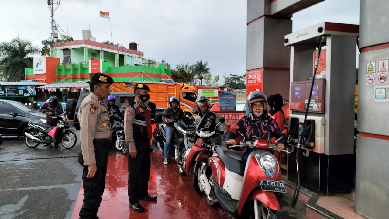 Anggota Polresta Bandung melakukan pengamanan di sejumlah SPBU di Kabupaten Bandung.