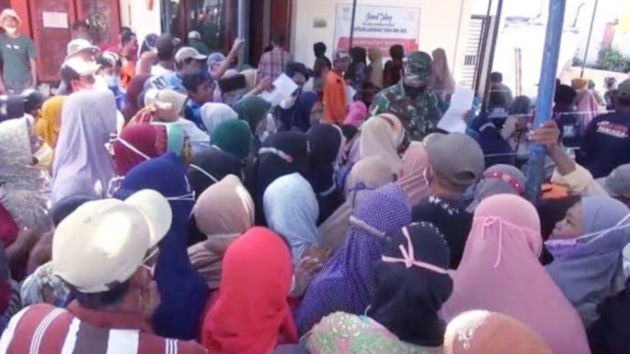 Ilustrasi antrean penerima subsidi