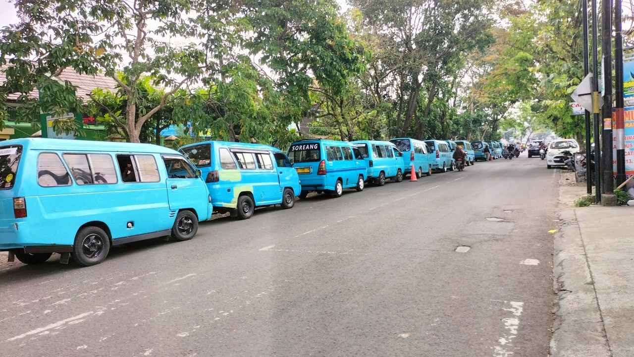 Angkot antre di SPBU kabupaten Bandung.