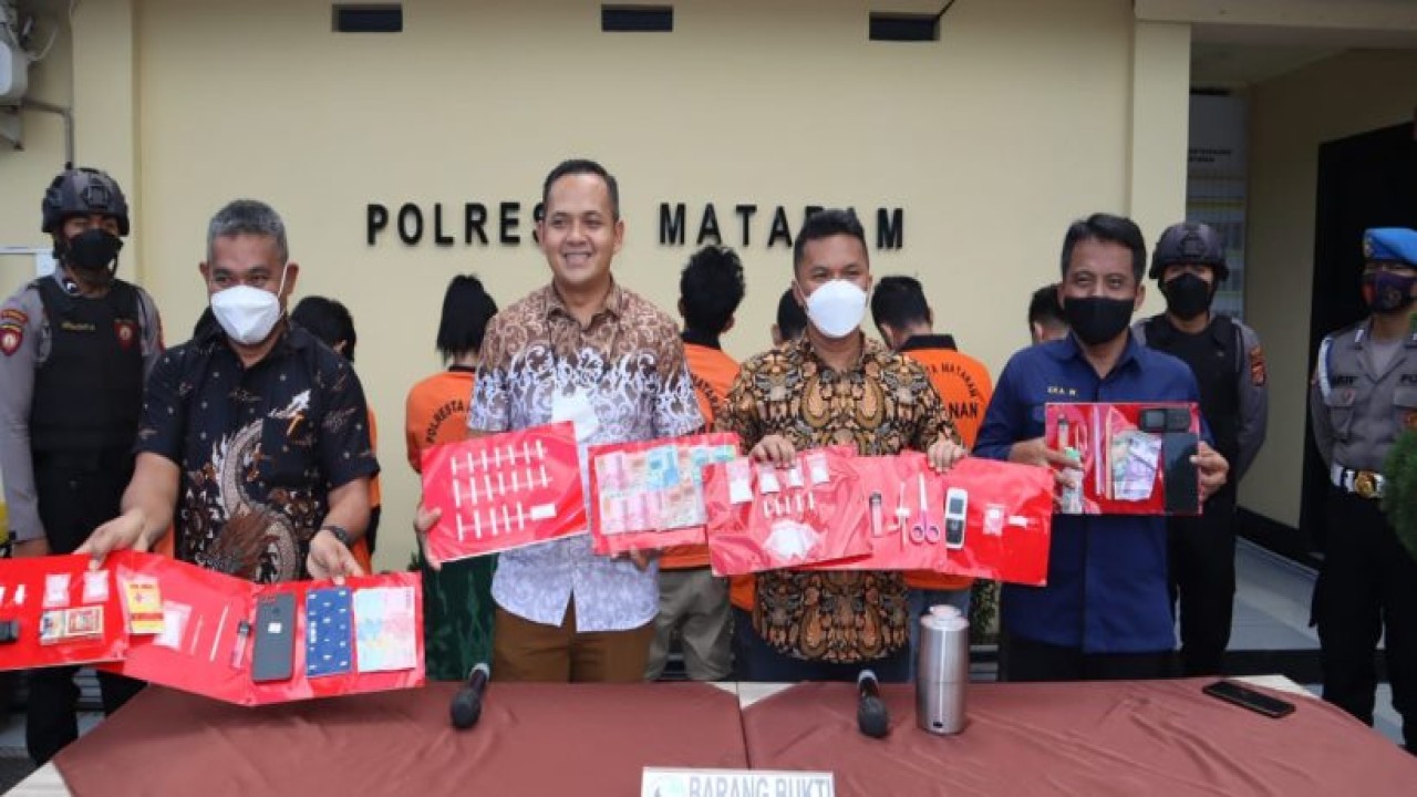 Barang Bukti (BB) yang berhasil diamankan Satresnarkoba Polresta Mataram. Foto (Istimewa)