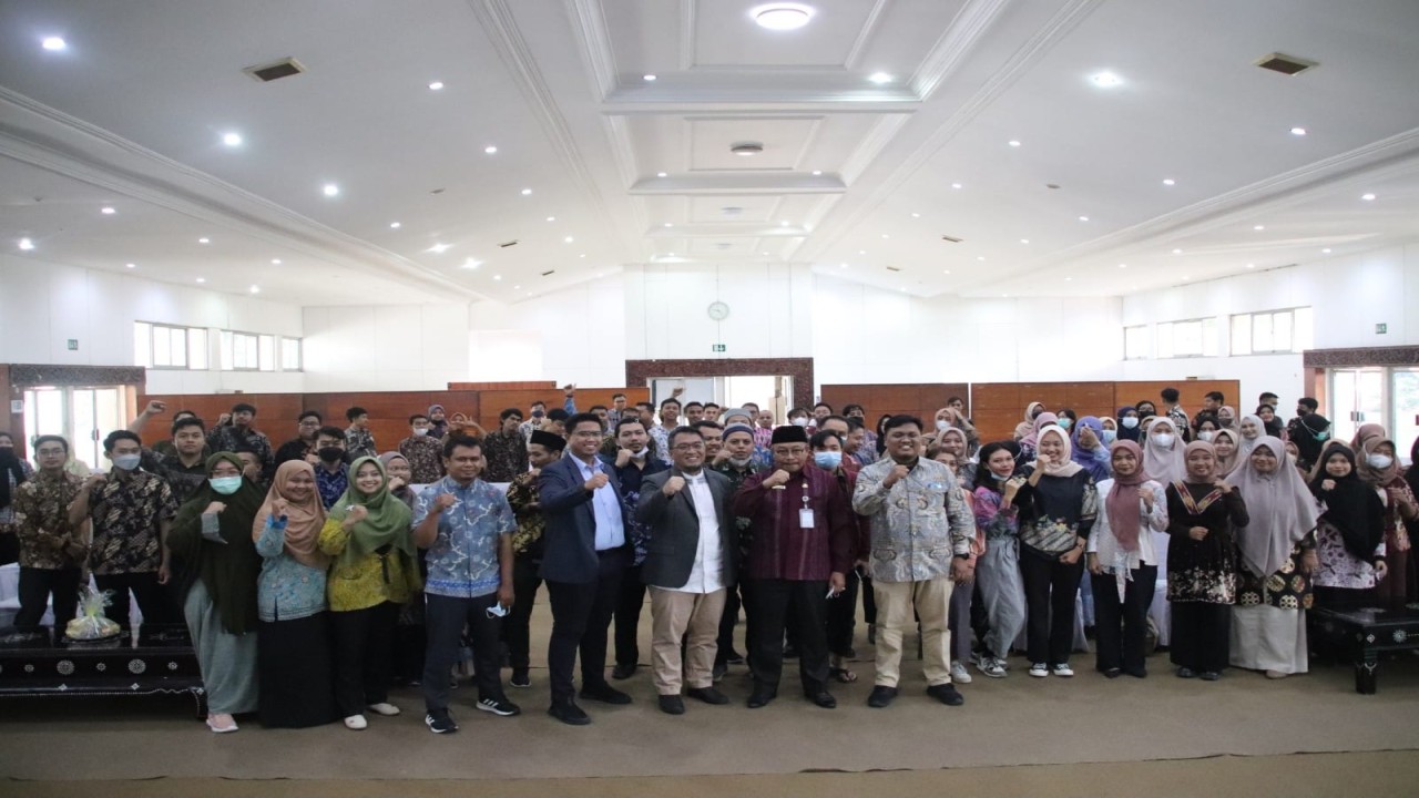 Sekertaris Daerah Provinsi NTB, Lalu Gita Ariadi  berpose bersama para Awardee atau penerima beasiswa NTB. Foto (Istimewa)