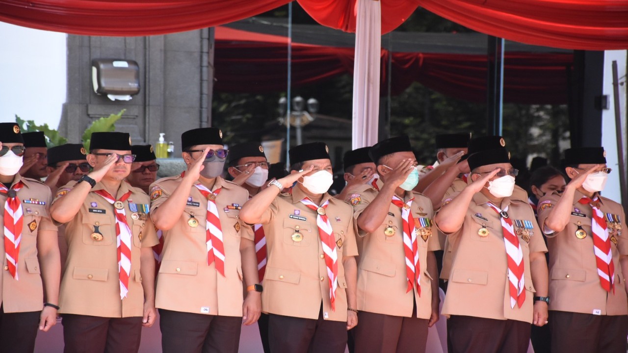 Bupati Bandung Dapat Penghargaan Lencana Dharma Bakti Kwarnas
