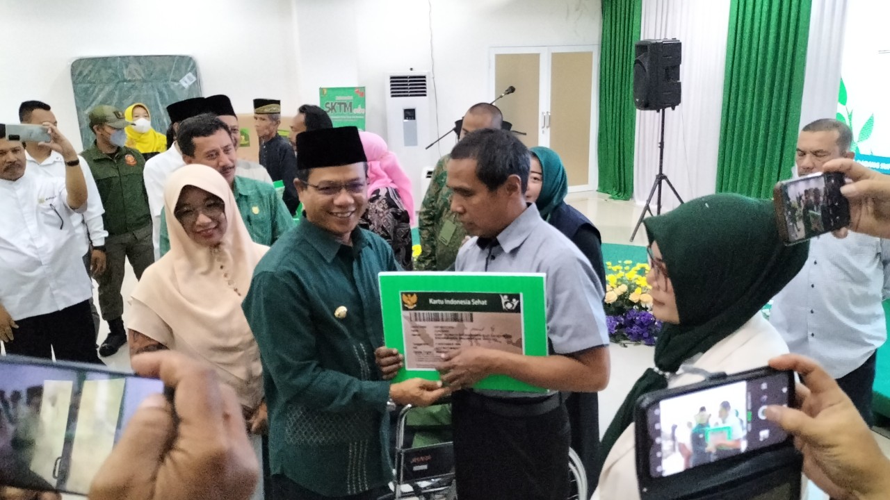 Bupati Bandung berikan bantuan sosial kepada masyarakat.