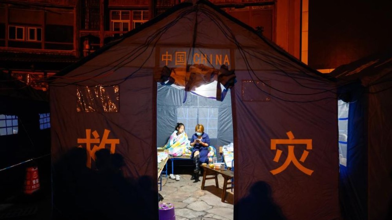 Penduduk yang terkena dampak gempa bumi beristirahat di tenda di tempat penampungan sementara di Kota Moxi, Kabupaten Luding, Provinsi Sichuan, China barat daya, 5 September 2022. (Shen Bohan/Xinhua)