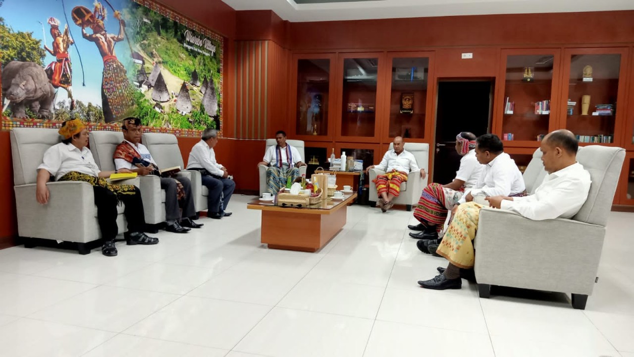 Gubernur NTT, Viktor Bungtilu Laiskodat (VBL) saat menerima Rektor Universitas Kristen Artha Wacana (UKAW) Kupang, Jumat (16'9/2022). Foto (Istimewa)