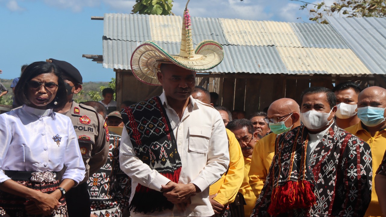 Gubernur NTT, Viktor Bungtilu Laiskodat (Tengah) saat mengunjungi Kabupaten Rote Ndao. Foto (istimewa)