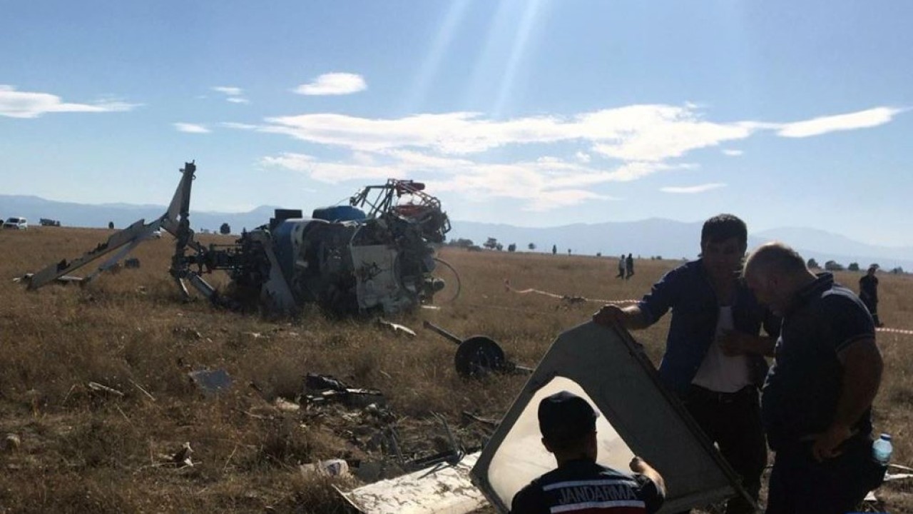 Orang berkumpul di lokasi kecelakaan helikopter pemadam kebakaran di Denizli, Türkiye, pada 21 September 2022. (Xinhua)