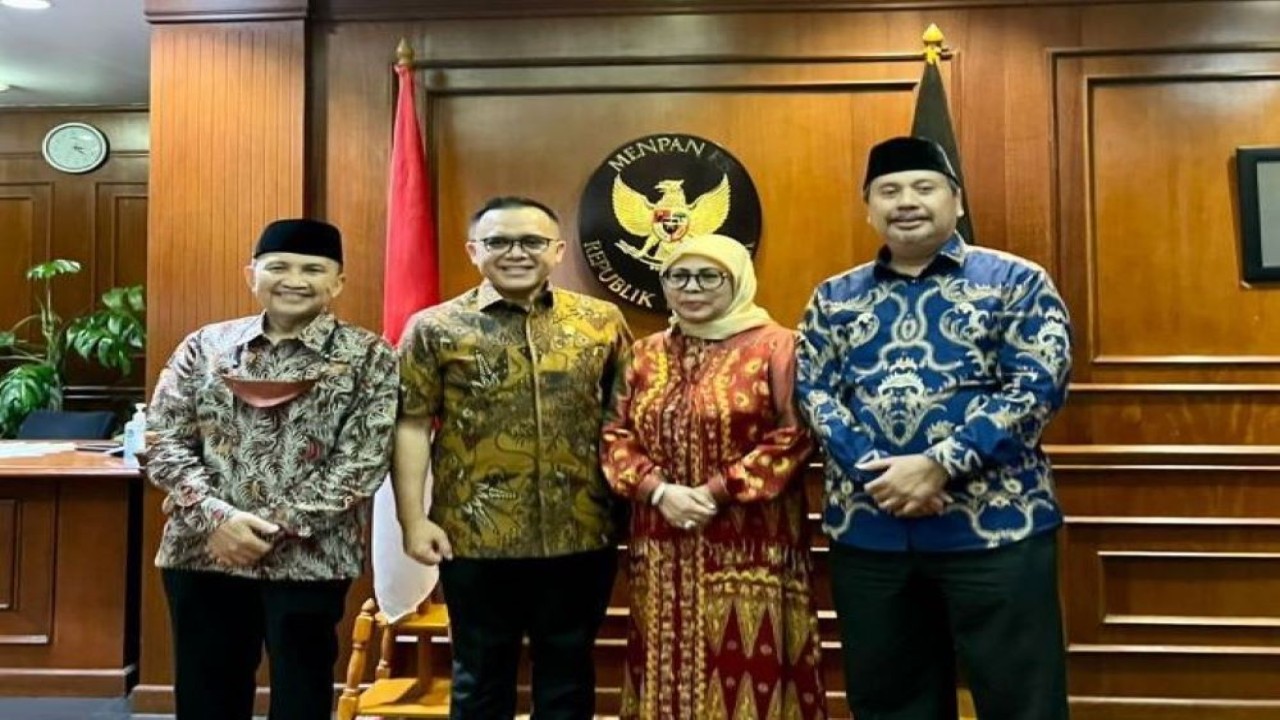 Pimpinan HISMINU yang menemui Men-PAN RB, Abdullah Azwar Anas, yakni KH Z. Arifin Junaidi (Ketua Umum HISMINU), Siti Ma'rifah (Pengurus HISMINU dan putri Wapres KH Ma'ruf Amin), dan Ali Rahmat (Wakil Bendahara). (Istimewa)