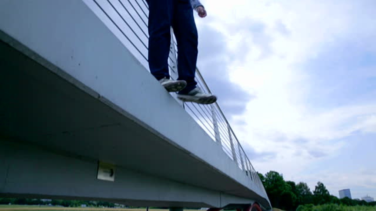 Ilustrasi orang loncat dari jembatan/ist