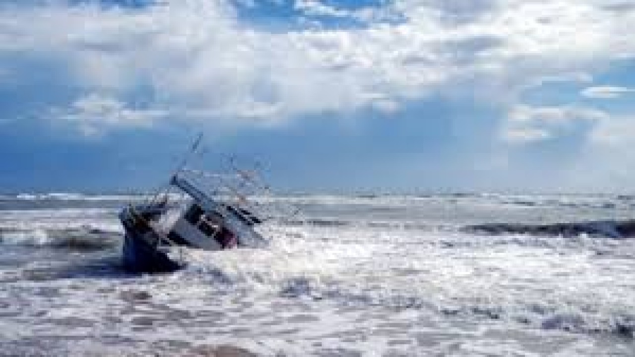 Ilustrasi perahu terbalik dihantam gelombang/ist