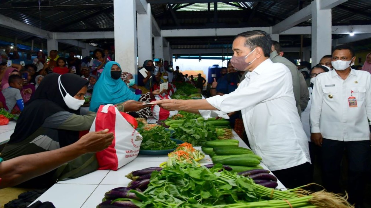 Presiden Jokowi saat menyerahkan bantuan sosial kepada para pedagang pasar dan PKL, di Pasar Tual, Kota Tual, Kabupaten Maluku Tenggara, Maluku, Rabu (14/9/2022). (BPMI Setpres/Muchlis Jr)