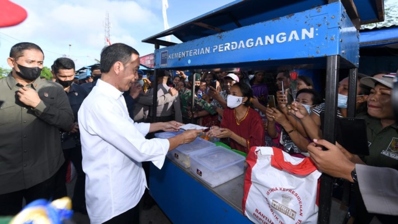 Presiden Jokowi mengawali kegiatan kunjungan kerja hari kedua di Maluku, dengan berkunjung ke Pasar Langgur, Maluku Tenggara, Kamis (15/9/2022). (BPMI Setpres/Lukas)