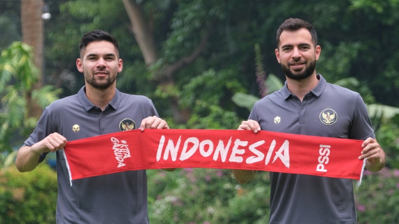 Jordi Amat dan Sandy Walsh