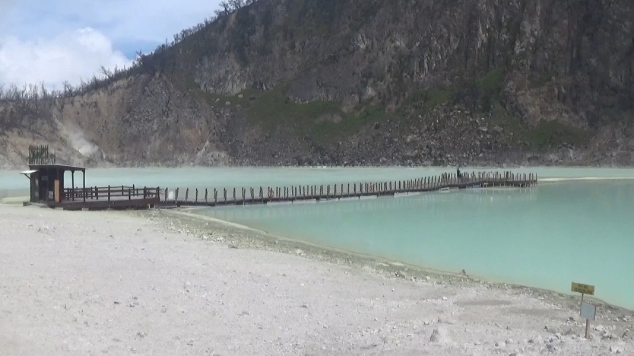 Obyek wisata Kawah Putih sepi pengunjung.