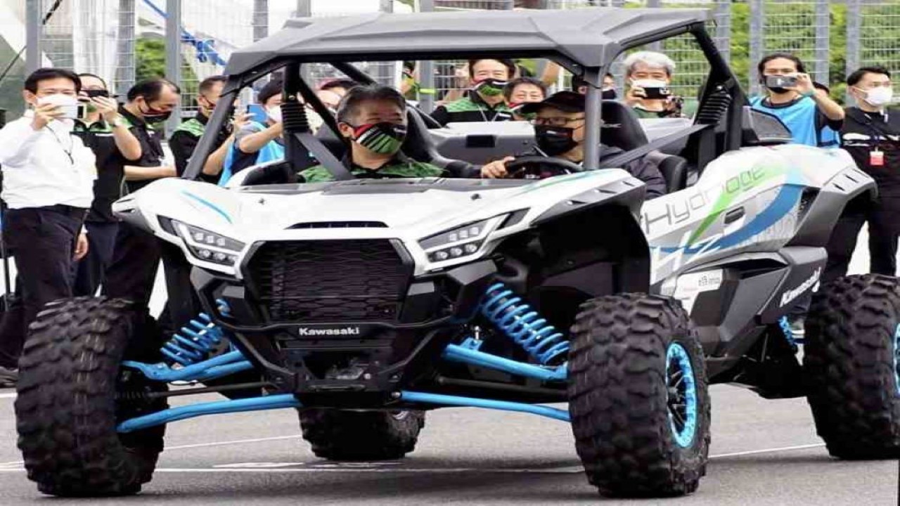 Presiden Toyota Motor Corp. Akio Toyoda, kanan, dan Presiden Kawasaki Heavy Industries Ltd. Yasuhiko Hashimoto mengendarai kendaraan off-road yang dilengkapi dengan mesin hidrogen untuk sepeda motor pada 3 September di Motegi, Prefektur Tochigi, Jepang. (Shimbun via The Japan Times)