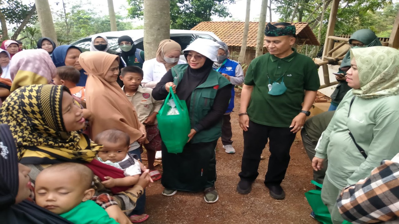Ketua TP PKK Kabupaten Bandung memberikan bantuan makanan bergizi.