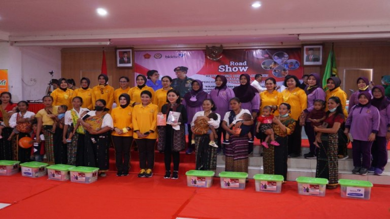 Ketua Umum Dharma Pertiwi (DP), Hetty Andika Perkasa membagikan makanan tambahan bernurtisi tinggi kepada ibu-ibu hamil di Labuan Bajo, Manggarai Barat. Foto (Istimewa)