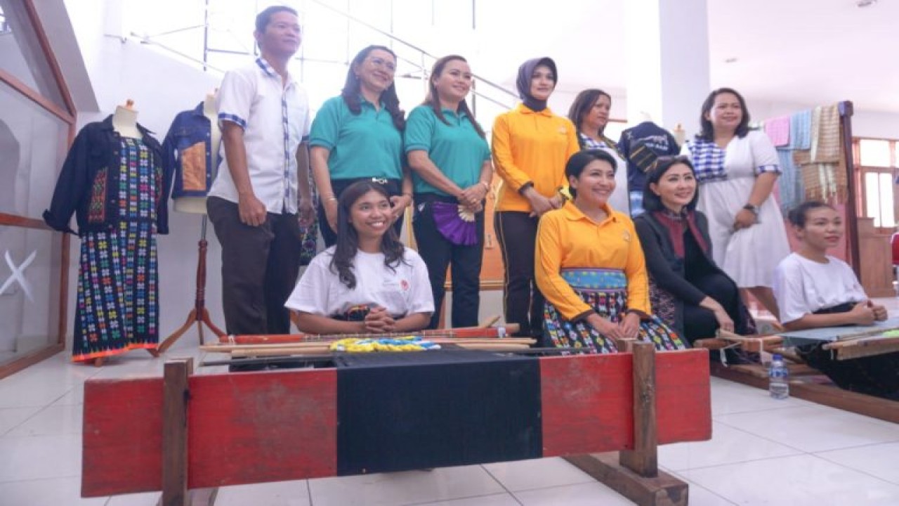 Ketua Umum Dharma Pertiwi (DP), Hetty Andika Perkasa saat melihat hasil kerajinan kain tenun Dekranasda NTT yang di pamerkan di aula kantor Bupati Manggarai Barat, Kamis (15 /9/2022). Foto (Istimewa)