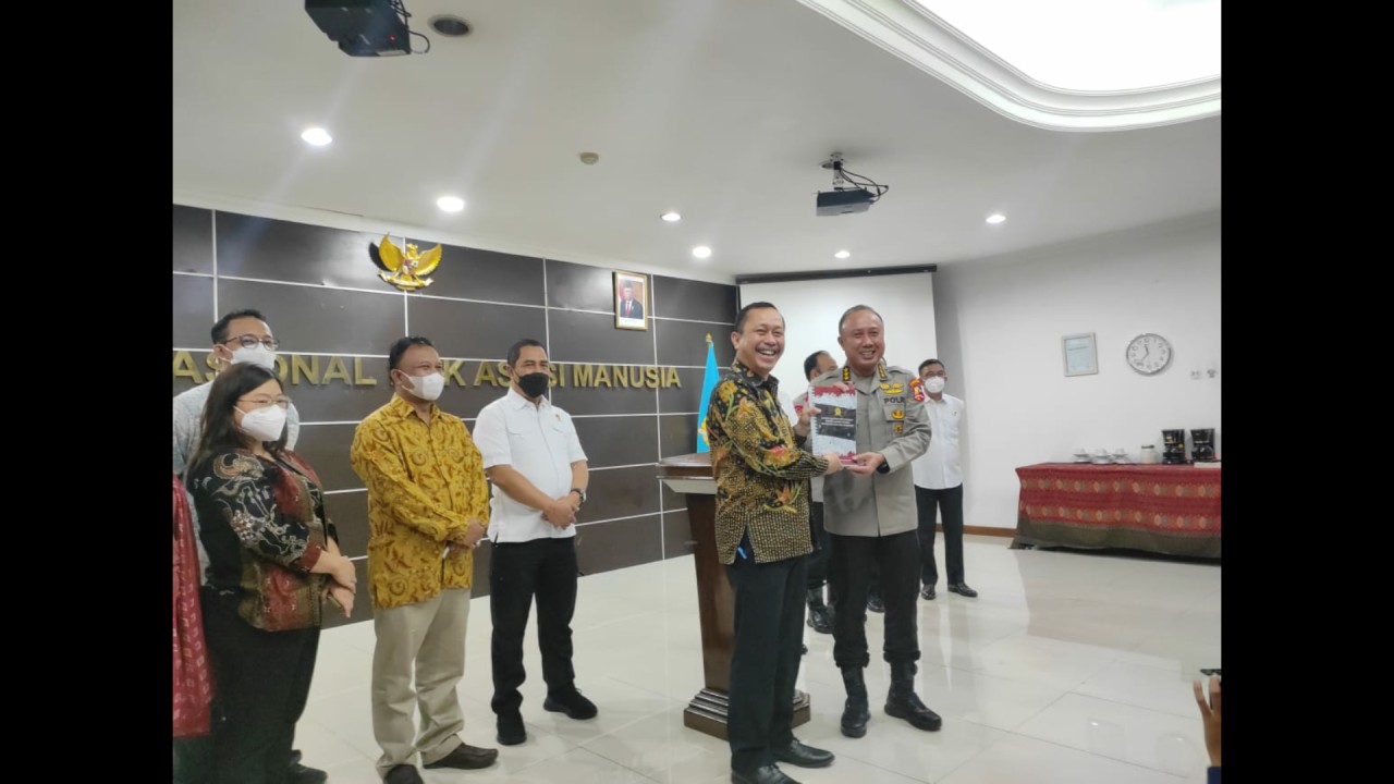 Komnas HAM saat menyerahkan laporan terkait tewasnya Brigadir J ke Polri.