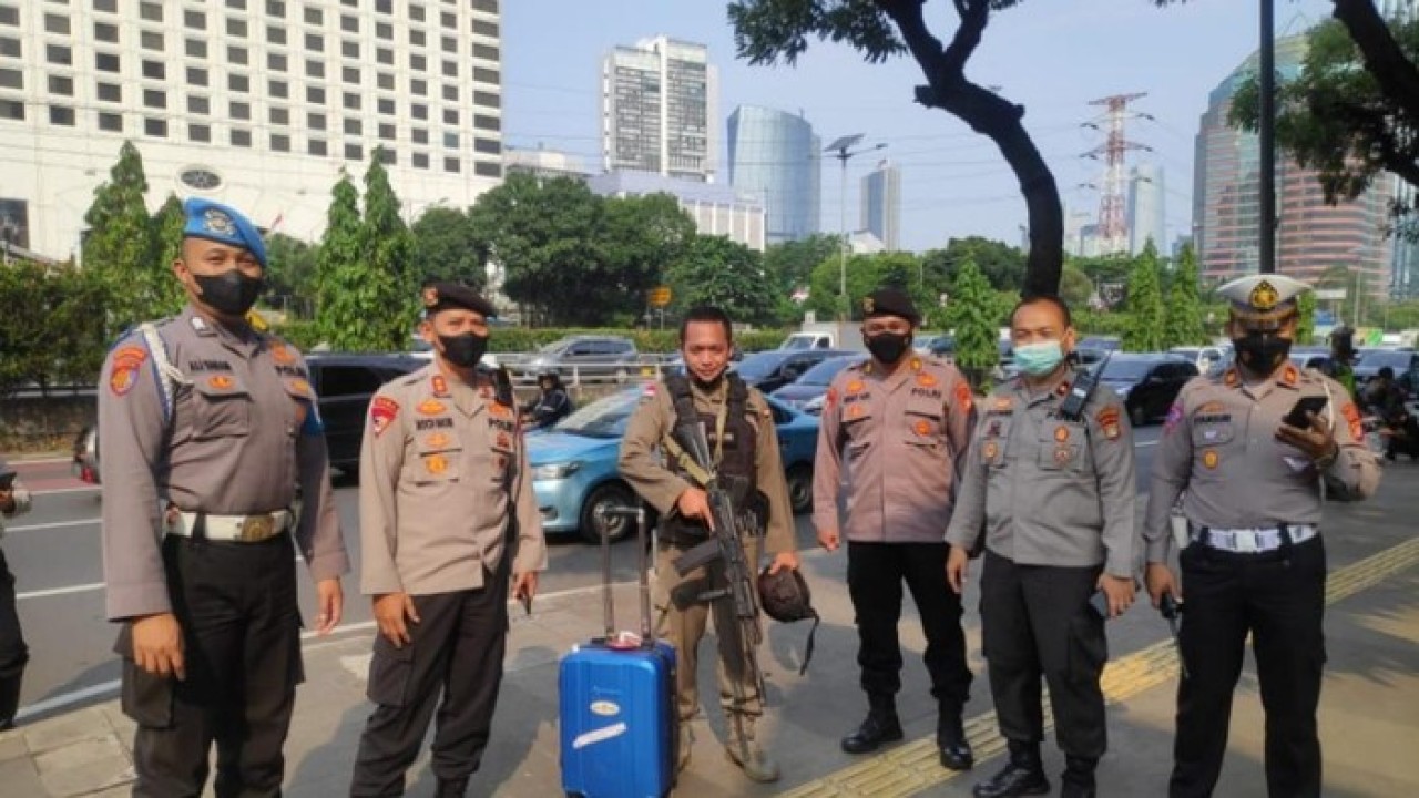 Koper Misterius di Depan Polda / Foto: Detik