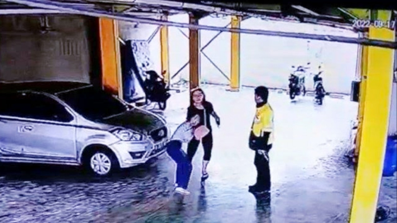 Rekaman mahasiswi dijambak istri driver ojol/net