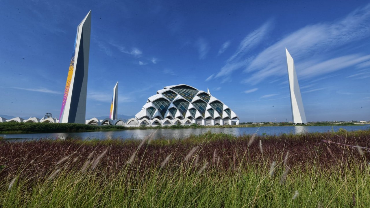 Masjid Al Jabar Di Bandung Jawa Barat.