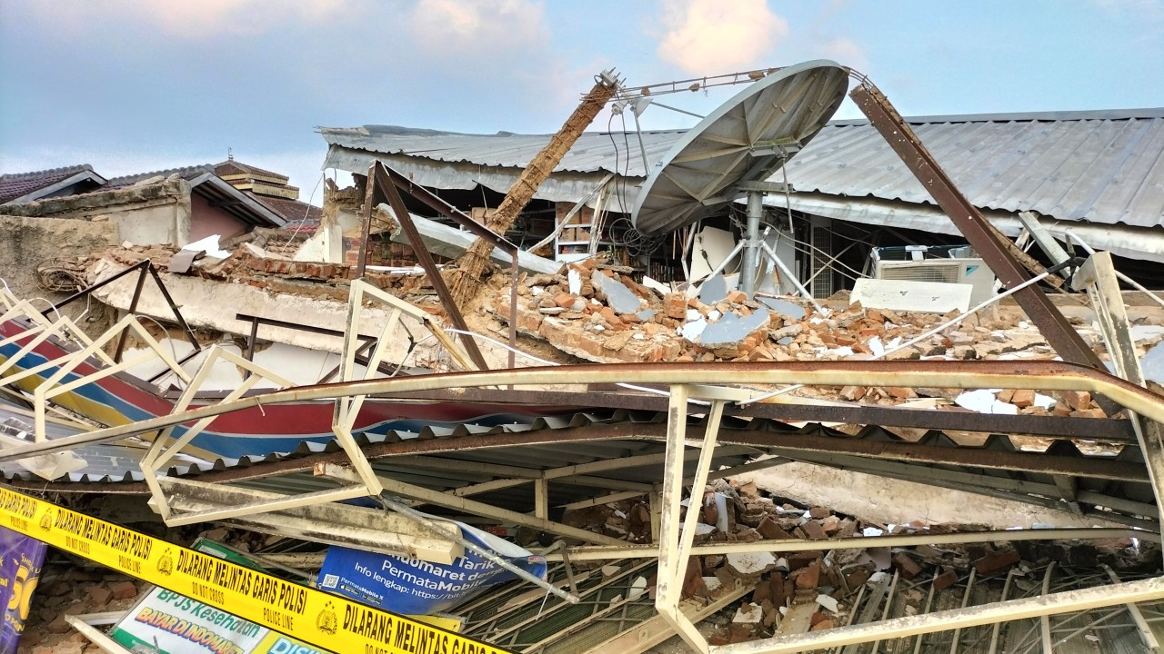 Bangunan minimarket ambruk di Pasirjambu Bandung.