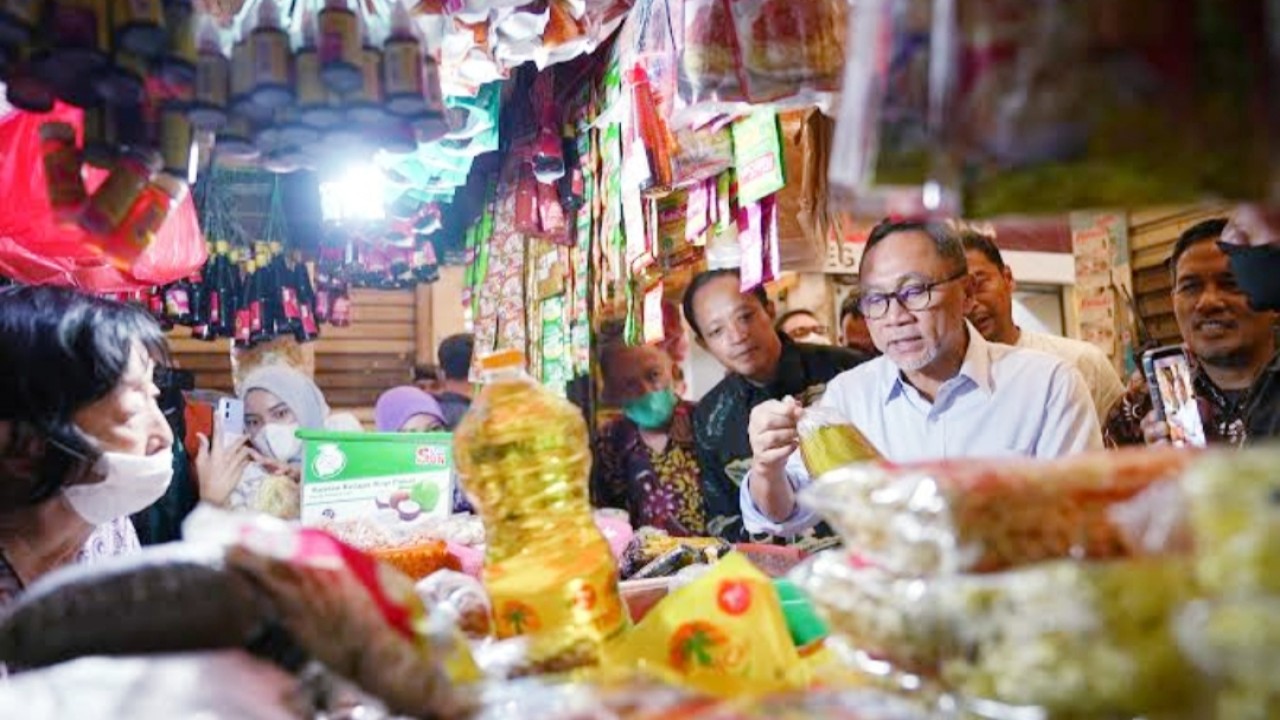 Mendag Zulhas saat meninjau harga minyak goreng di pasar/net