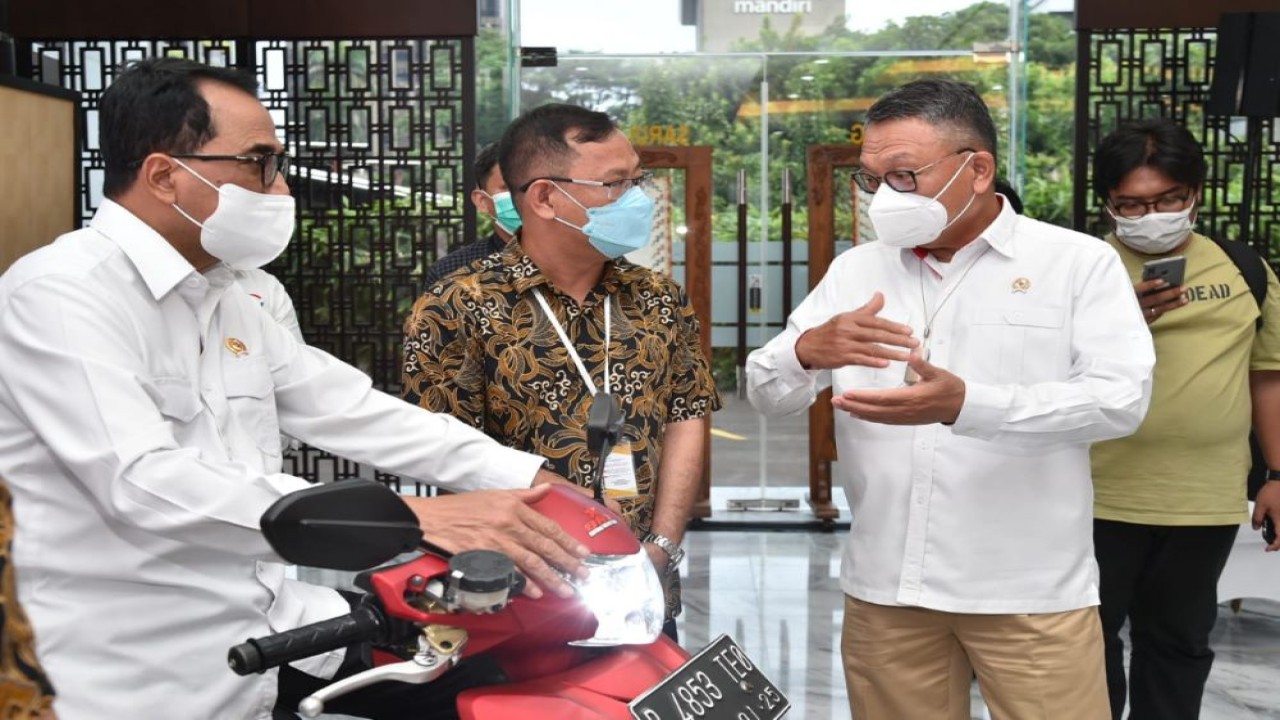 Menteri ESDM Arifin Tasrif bersama Menhub Budi Karya Sumadi melakukan rapat kerja internal di Gedung Kementerian ESDM Jakarta, Senin (19/9/2022). (Humas Kementerian ESDM)