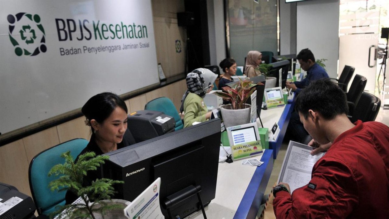 Para petugas BPJS Kesehatan sedang melayani masyarakat/ist
