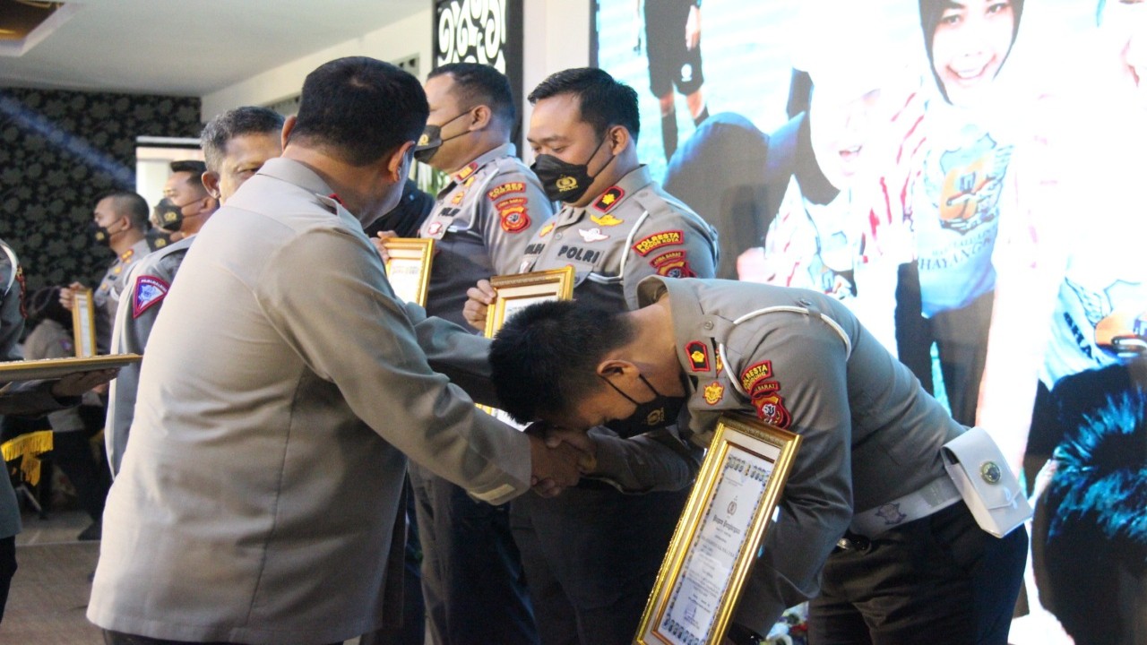 Kasatlantas Polresta Bandung menerima penghargaan dari Kapolda Jabar.